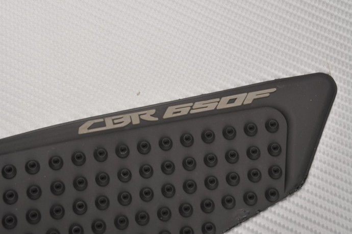 Coppia Protezioni laterali antiscivolo serbatoio HONDA CBR 650 F / R 2014 - 2021 Coppia Protezioni laterali antiscivolo serbatoio HONDA CBR 650 F / R 2014 - 2021