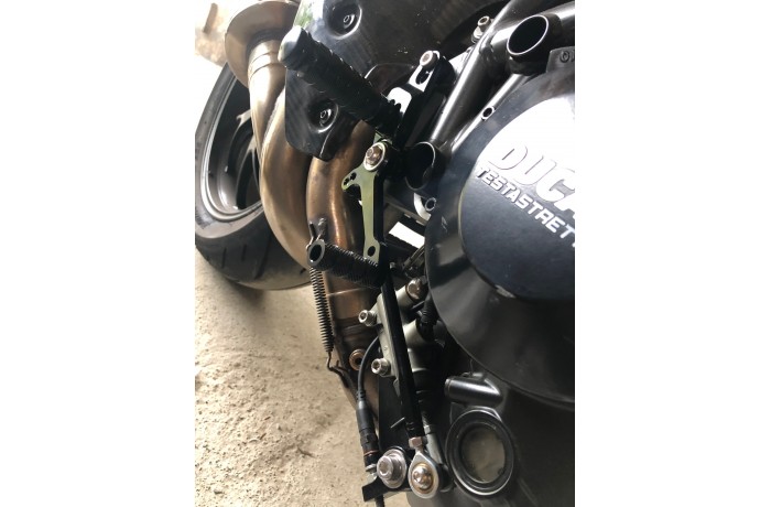 Platines Commandes Reculées DUCATI 848 / 1098 / 1198 2007 - 2012 Platines Commandes Reculées DUCATI 848 / 1098 / 1198 2007 - 2012