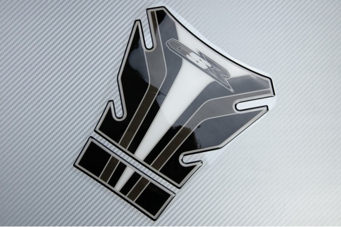 Protection adhésive pour réservoir SUZUKI GSR - Design 2 Protection adhésive pour réservoir SUZUKI GSR - Design 2