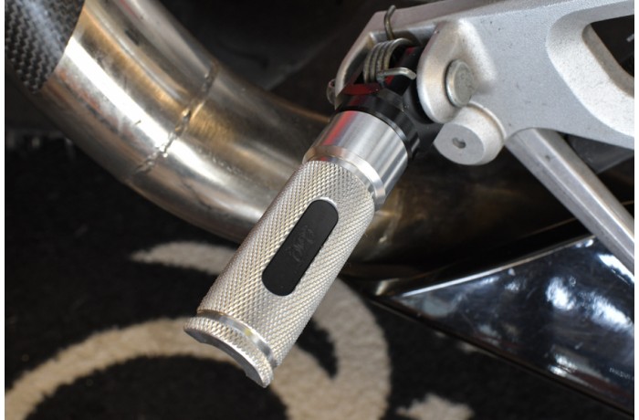 Reposapiés delantero V2 SUZUKI - UNIK By Avdb