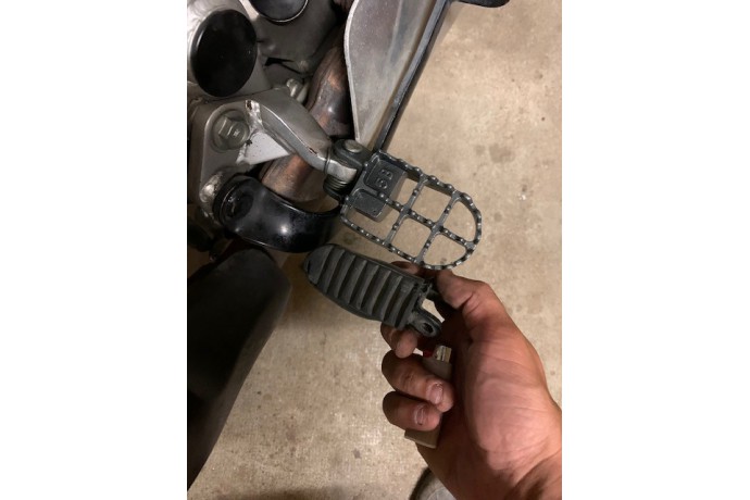 Pair of dirtbike footrests HONDA AFRICA TWIN / TRANSALP 600 650 750 Pair of dirtbike footrests HONDA AFRICA TWIN / TRANSALP 600 650 750