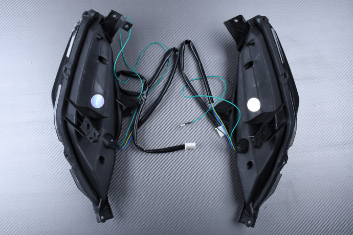 PACK Feu arrière + Clignotants Avant YAMAHA XMAX 125 / 300 / 400 2018 - 2021 PACK Feu arrière + Clignotants Avant YAMAHA XMAX 125 / 300 / 400 2018 - 2021