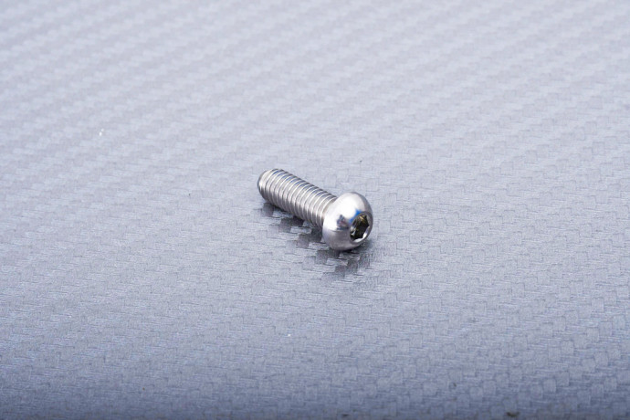 Titan Bremsscheibenschraube hinten spezifisch für BMW M6 X P1.00 X 18 MM Titan Bremsscheibenschraube hinten spezifisch für BMW M6 X P1.00 X 18 MM