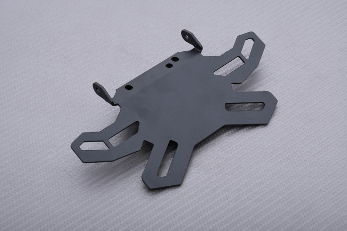 Portamatrícula universal reclinable