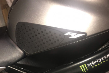 Grip Adhesivo para el Depósito YAMAHA YZF R1 1998 - 2006 Grip Adhesivo para el Depósito YAMAHA YZF R1 1998 - 2006