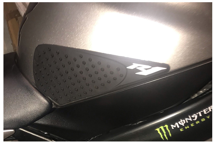 Grip Adhesivo para el Depósito YAMAHA YZF R1 1998 - 2006 Grip Adhesivo para el Depósito YAMAHA YZF R1 1998 - 2006