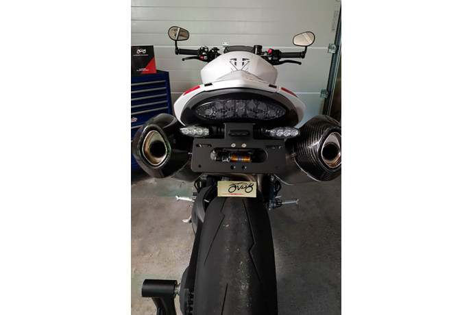 Portatarga specifico AVDB TRIUMPH SPEED TRIPLE 1050 R / S / RS 2016 - 2020 Portatarga specifico AVDB TRIUMPH SPEED TRIPLE 1050 R / S / RS 2016 - 2020