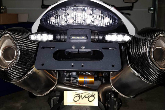 Support de plaque spécifique AVDB TRIUMPH SPEED TRIPLE 1050 R / S / RS 2016 - 2020 Support de plaque spécifique AVDB TRIUMPH SPEED TRIPLE 1050 R / S / RS 2016 - 2020
