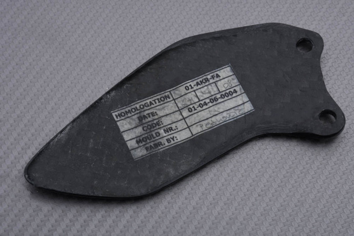 Protección Talonera izquierda en carbono Akrapovic SUZUKI GSXR 1000 2005 - 2008
