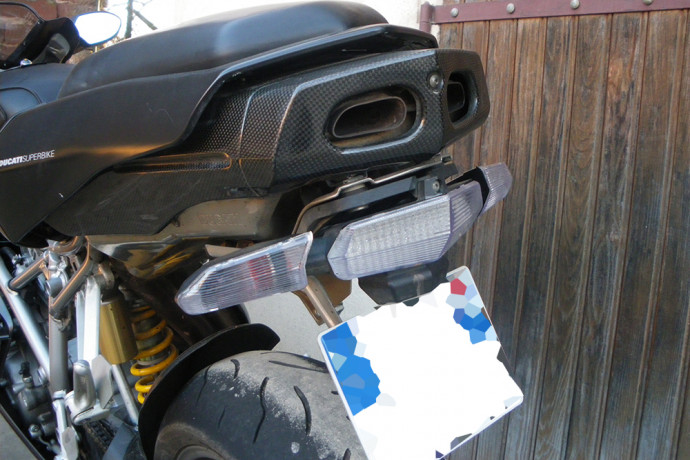 Fanale posteriore indicatori di direzione integrato DUCATI SBK / MULTISTRADA 620 / 749 / 999 / 1000 / 1100 2003 - 2009 Fanale posteriore indicatori di direzione integrato DUCATI SBK / MULTISTRADA 620 / 749 / 999 / 1000 / 1100 2003 - 2009