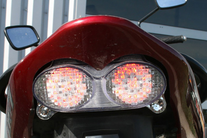 Luz de freno led con intermitentes integrados KAWASAKI ZR7 / ZX6R / ZX9R / ZZR 600 1998 - 2007 Luz de freno led con intermitentes integrados KAWASAKI ZR7 / ZX6R / ZX9R / ZZR 600 1998 - 2007