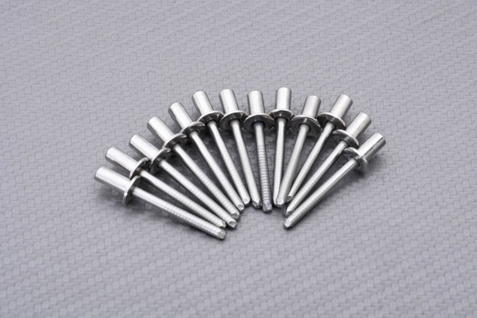 Embout d'échappement AKRAPOVIC en Carbone REF : V-EC75 Embout d'échappement AKRAPOVIC en Carbone REF : V-EC75