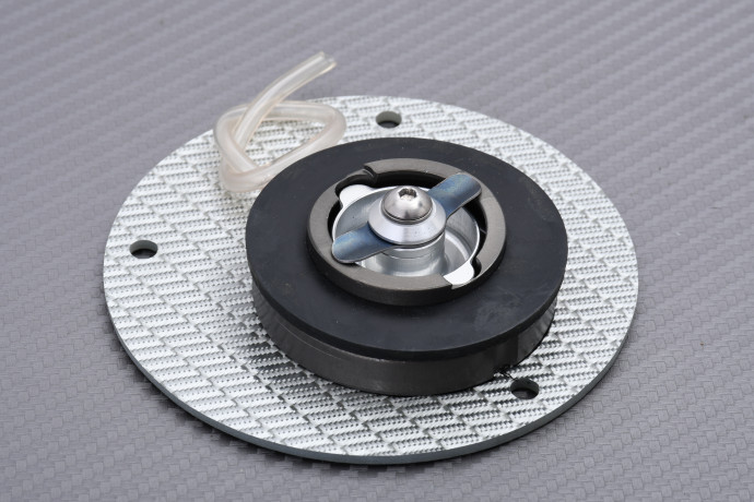 Trappe à essence en fibre d'argent et aluminium TWM avec clés KAWASAKI REF : TKFSC.02.A Trappe à essence en fibre d'argent et aluminium TWM avec clés KAWASAKI REF : TKFSC.02.A