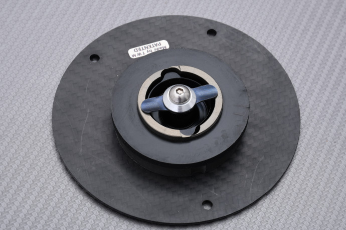 Trappe à essence carbone et aluminium TWM avec clés SUZUKI REF : TSFC.02 Trappe à essence carbone et aluminium TWM avec clés SUZUKI REF : TSFC.02