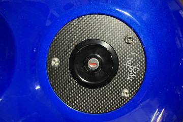 Trappe à essence carbone et aluminium TWM avec clés SUZUKI REF : TSFC.02 Trappe à essence carbone et aluminium TWM avec clés SUZUKI REF : TSFC.02