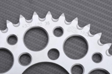 Couronne RENTHAL Ultra Light 420 KAWASAKI KLX 100 / 110 / SUZUKI DRZ 110 2003 - 2014 Couronne RENTHAL Ultra Light 420 KAWASAKI KLX 100 / 110 / SUZUKI DRZ 110 2003 - 2014