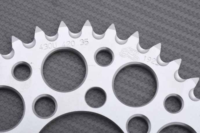 Couronne RENTHAL Ultra Light 420 KAWASAKI KLX 100 / 110 / SUZUKI DRZ 110 2003 - 2014 Couronne RENTHAL Ultra Light 420 KAWASAKI KLX 100 / 110 / SUZUKI DRZ 110 2003 - 2014