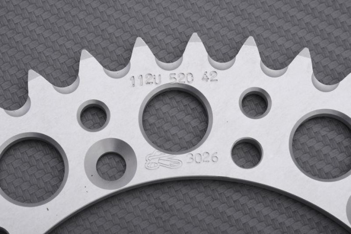 Couronne RENTHAL Ultra Light 520 KAWASAKI KLX / KX / KDX 200 / 220 / 300 / 500 / SUZUKI RMZ 250 1984 - 2006 Couronne RENTHAL Ultra Light 520 KAWASAKI KLX / KX / KDX 200 / 220 / 300 / 500 / SUZUKI RMZ 250 1984 - 2006