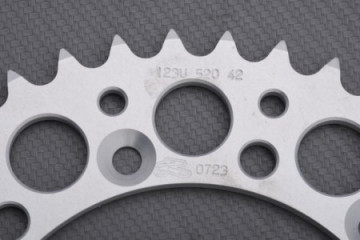 Couronne RENTHAL Ultra Light 520 SUZUKI DRZ / DR / TSR / RMZ / RMX / RM 125 / 250 / 350 / 450 / KAWASAKI KLX 400 1979 - 2018