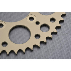 Couronne RENTHAL Ultra Light 525 SUZUKI SV / SVS / GSXR / GSF / Bandit 400 / 600 / 650 / 750 / 800 / 1100 1985 - 2007