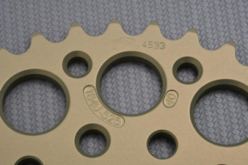 Couronne RENTHAL Ultra Light 525 KAWASAKI ZX6R / ZX7R / ZX9R / ZX10R / Z900 / Z1000 / SX / VERSYS 1000 1996 - 2023 Couronne RENTHAL Ultra Light 525 KAWASAKI ZX6R / ZX7R / ZX9R / ZX10R / Z900 / Z1000 / SX / VERSYS 1000 1996 - 2023