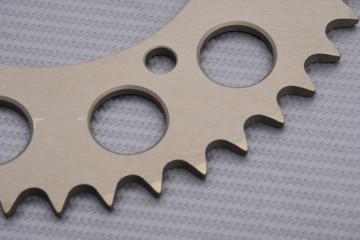 Couronne RENTHAL Light 520 SUZUKI GSXR 750 SRAD / KAWASAKI ZZR / ZXR 400 / 750 / ZX6R 1990 - 2004