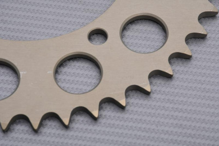 Couronne RENTHAL Light 520 SUZUKI GSXR 750 SRAD / KAWASAKI ZZR / ZXR 400 / 750 / ZX6R 1990 - 2004