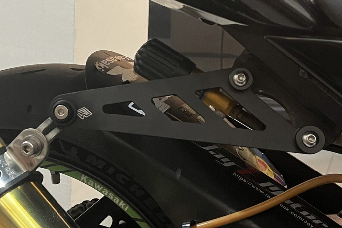 Patte de Fixation AVDB pour échappement KAWASAKI ZX10R 2004 - 2005