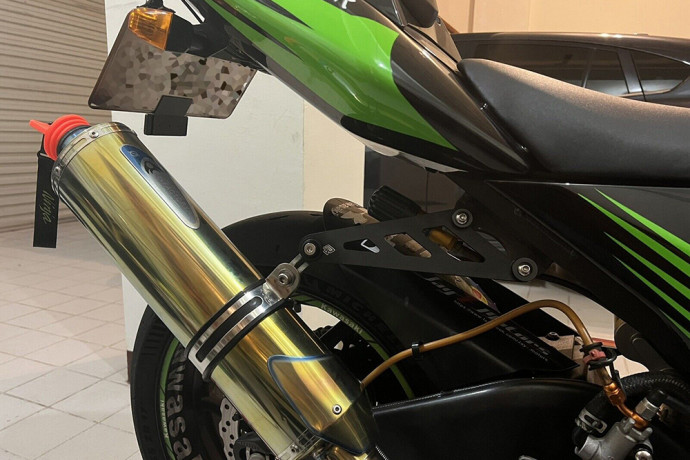Patte de Fixation AVDB pour échappement KAWASAKI ZX10R 2004 - 2005