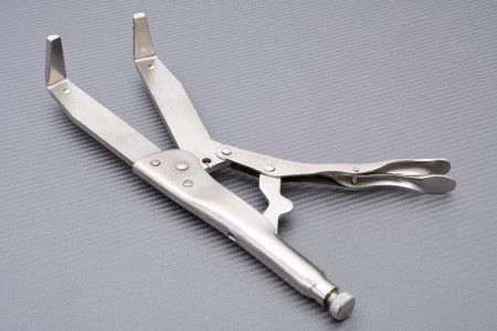Clutch nut locking pliers