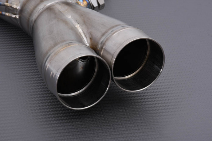 Tube intermédiaire / Mid Pipe TITANE de ligne complète AKRAPOVIC X-S10RFT6T OU C-S10RT6/2 SUZUKI GSXR 1000 2007 - 2008 Tube intermédiaire / Mid Pipe TITANE de ligne complète AKRAPOVIC X-S10RFT6T OU C-S10RT6/2 SUZUKI GSXR 1000 2007 - 2008
