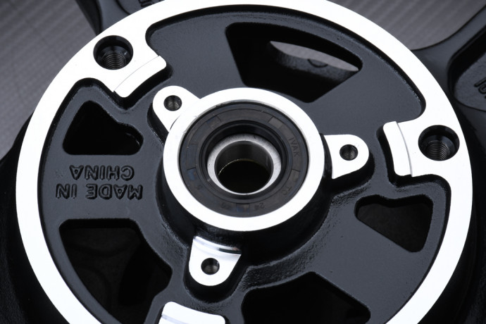 Jante arrière Triumph YAMAHA YZF R3 / MT03 320 2015 - 2024 Jante arrière Triumph YAMAHA YZF R3 / MT03 320 2015 - 2024