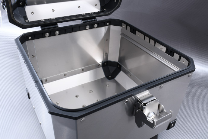 Valise Top Case en aluminium + kit de fixations spécifique SUZUKI VSTROM DL 650 / XT 2017 - 2024 Valise Top Case en aluminium + kit de fixations spécifique SUZUKI VSTROM DL 650 / XT 2017 - 2024