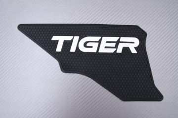 Coppia Protezioni laterali antiscivolo serbatoio TRIUMPH TIGER 900 / RALLY / GT / PRO 2020 - 2023 Coppia Protezioni laterali antiscivolo serbatoio TRIUMPH TIGER 900 / RALLY / GT / PRO 2020 - 2023