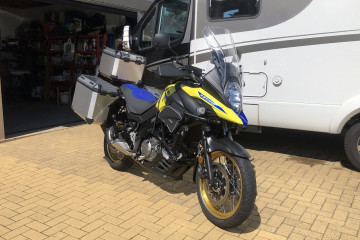 Trío de Maletas laterales 78L + Top-Case + kits de fijaciones específicas SUZUKI VSTROM DL 650 / XT 2017 - 2024