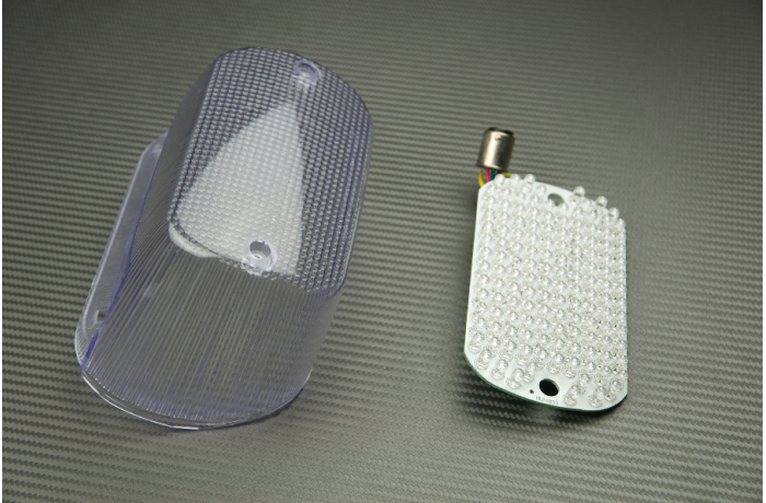 Fanale posteriore indicatori di direzione integrato SUZUKI INTRUDER / BOULEVARD 800 / 1500 1999 - 2009 Fanale posteriore indicatori di direzione integrato SUZUKI INTRUDER / BOULEVARD 800 / 1500 1999 - 2009