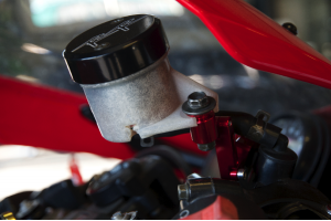 Supporto/adattatore serbatoio liquido freni