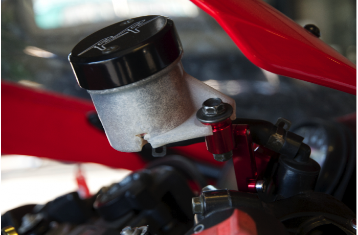 Supporto/adattatore serbatoio liquido freni