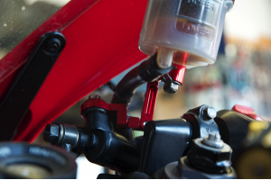 Supporto/adattatore serbatoio liquido freni