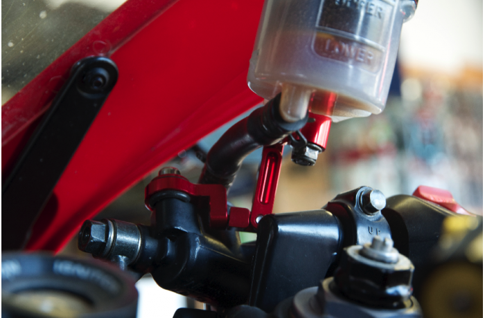 Supporto/adattatore serbatoio liquido freni