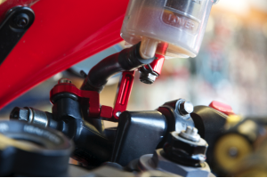Supporto/adattatore serbatoio liquido freni