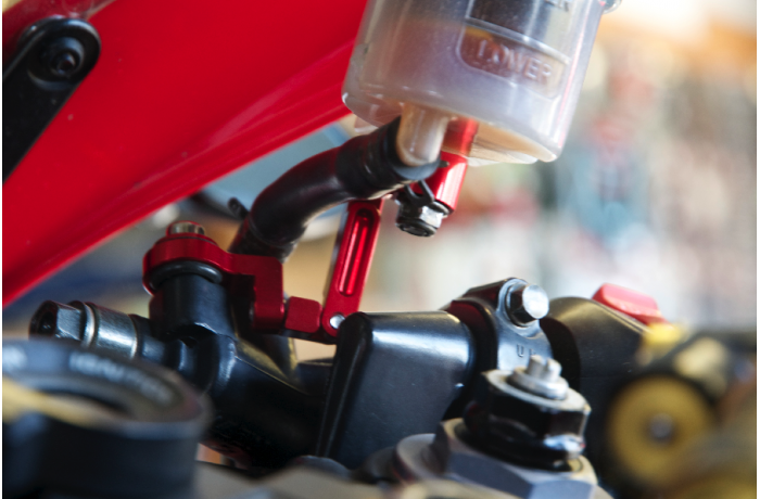 Supporto/adattatore serbatoio liquido freni